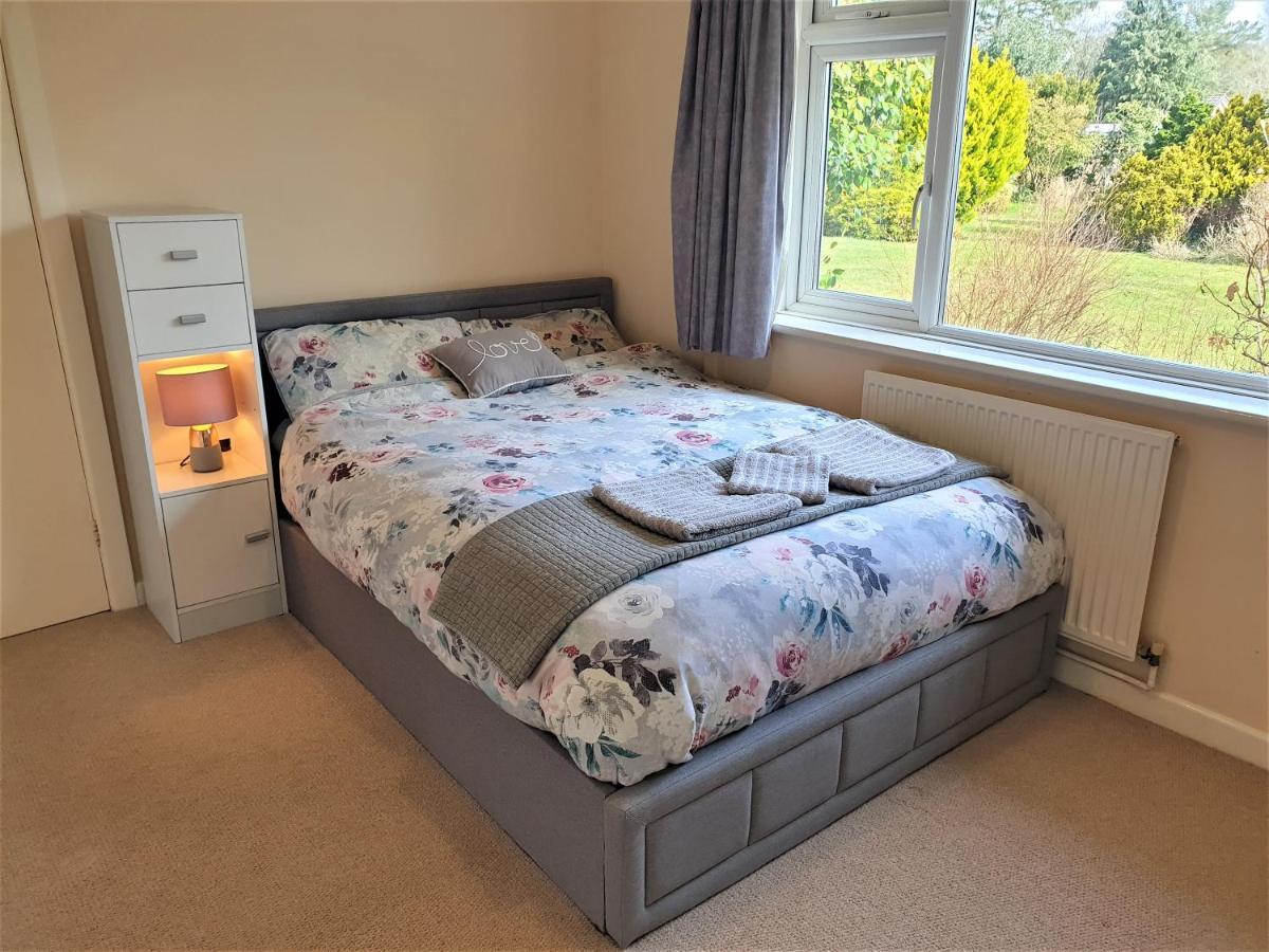Lions Lodge: Great Location With Hot Tub Ringwood Exterior photo