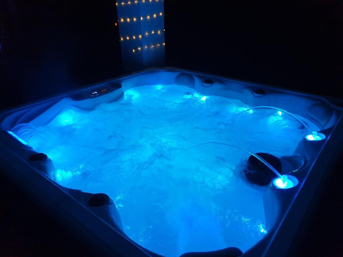 Lions Lodge: Great Location With Hot Tub Ringwood Exterior photo