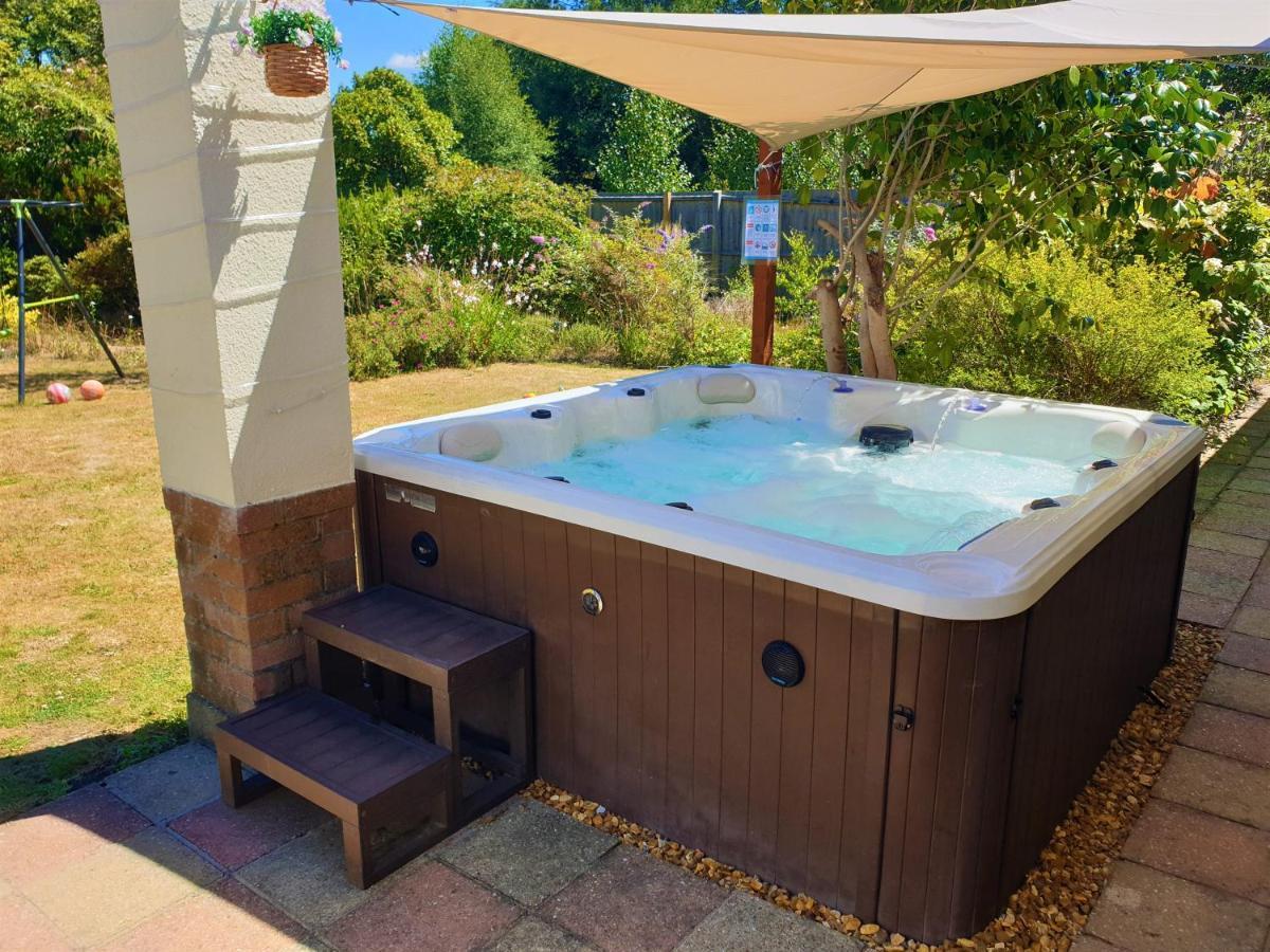 Lions Lodge: Great Location With Hot Tub Ringwood Exterior photo