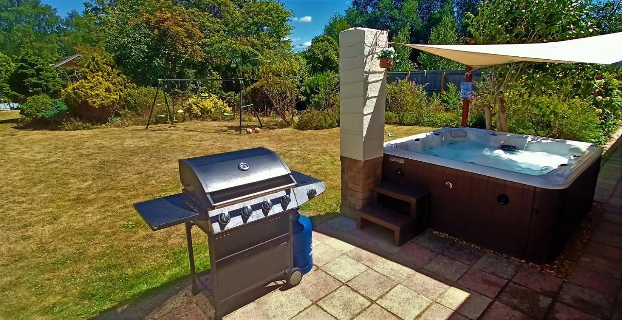 Lions Lodge: Great Location With Hot Tub Ringwood Exterior photo